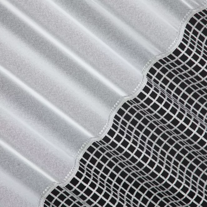 L158/3 Firana szyta na taśmie 5 cm biało srebrna z matowej markizety zdobionej geometryczną aplikacją w stylu luźnej siatki