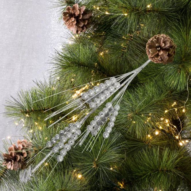 Zimowa gałązka dekoracyjna obsypana srebrnym brokatem