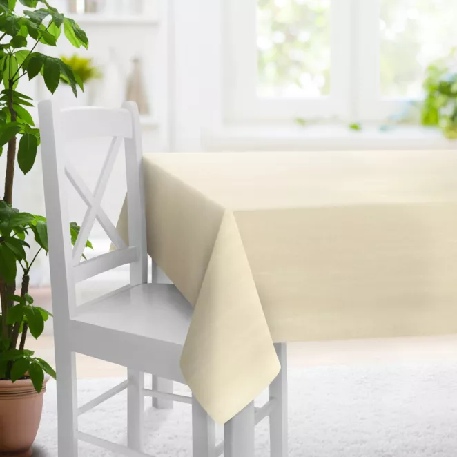 Obrus szyty kremowy z błyszczącej tkaniny zaciemniającej
