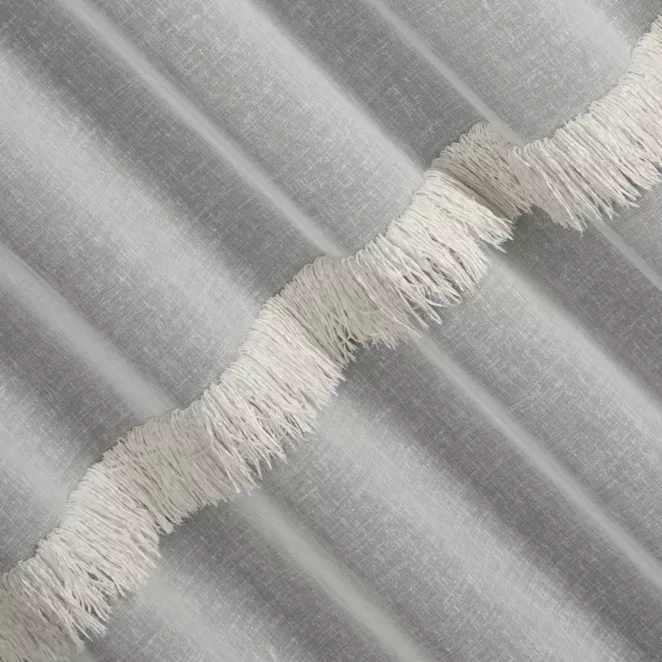 E107/5 Firana szyta na taśmie 5 cm naturalna z matowej, miękkiej tkaniny ozdobionej szenilowymi frędzlami Italissima Eva Minge