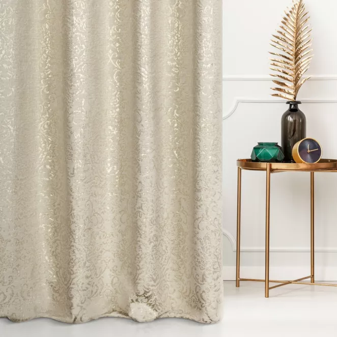 Zasłona szyta na flexach ciemnokremowo złocista z połyskującej tkaniny zdobionej eleganckim wzorem Pierre Cardin