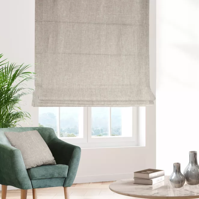 Roleta rzymska beżowa z matowej tkaniny o grubym splocie z efektem melanżu