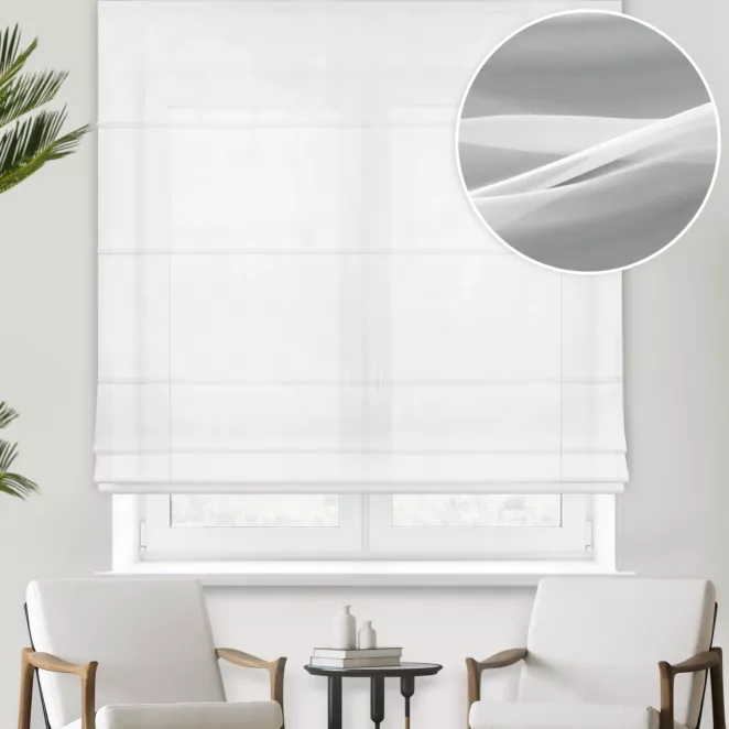 Roleta rzymska biała z delikatnej, połyskującej tkaniny wykończonej obciążnikiem