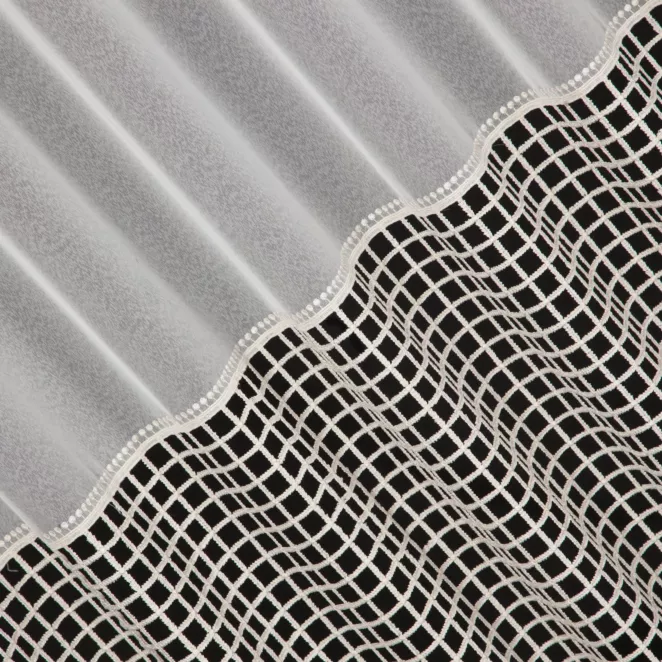 L158/2 Firana szyta na taśmie 5 cm biało kremowa z matowej markizety zdobionej geometryczną aplikacją w stylu luźnej siatki