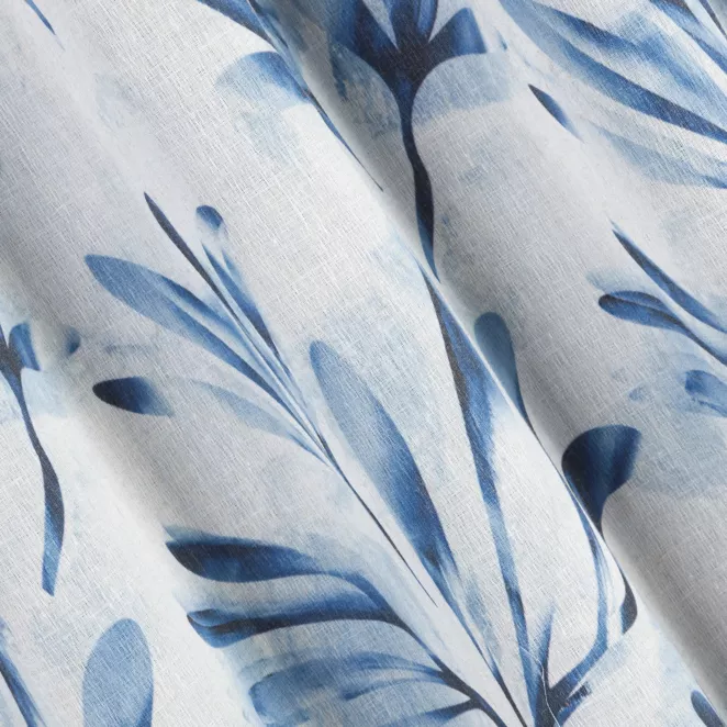 P229/5 Zasłona szyta na taśmie 5 cm DARREN kremowo granatowa z półprzezroczystej tkaniny o luźnym splocie drukowanej w roślinny wzór