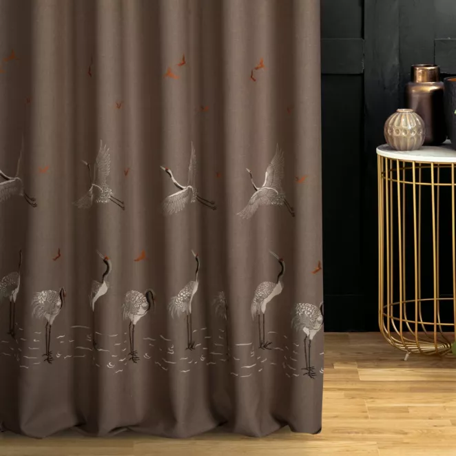Zasłona szyta na taśmie 5 cm jasnobrązowa z matowej tkaniny haftowanej we wzór żurawi Italissima Eva Minge