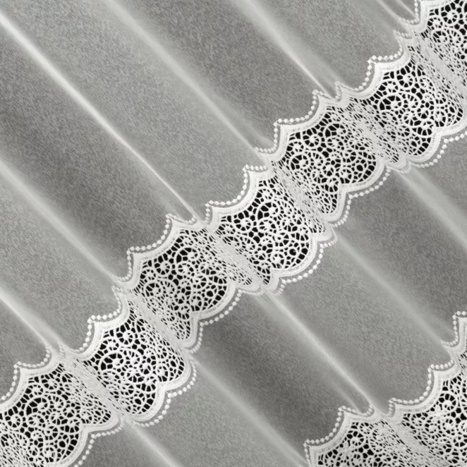 L154/4 Firana szyta na taśmie 5 cm naturalna z markizety ozdobionej matową aplikacją