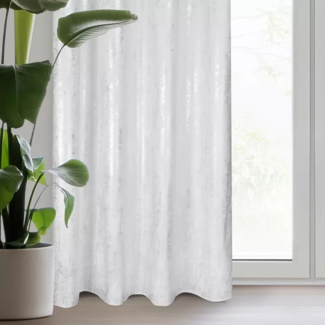 Zasłona welwetowa biało, srebrzysta zdobiona przecieranym wzorem 140x250 cm przelotka - RENIA