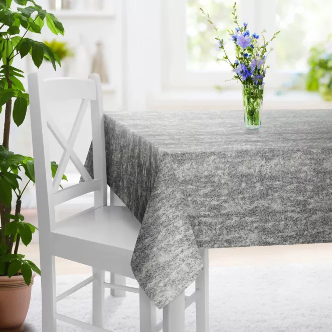 Obrus szyty popielato srebrzysty z tkaninay o grubym, naturalnym splocie z delikatnym połyskiem