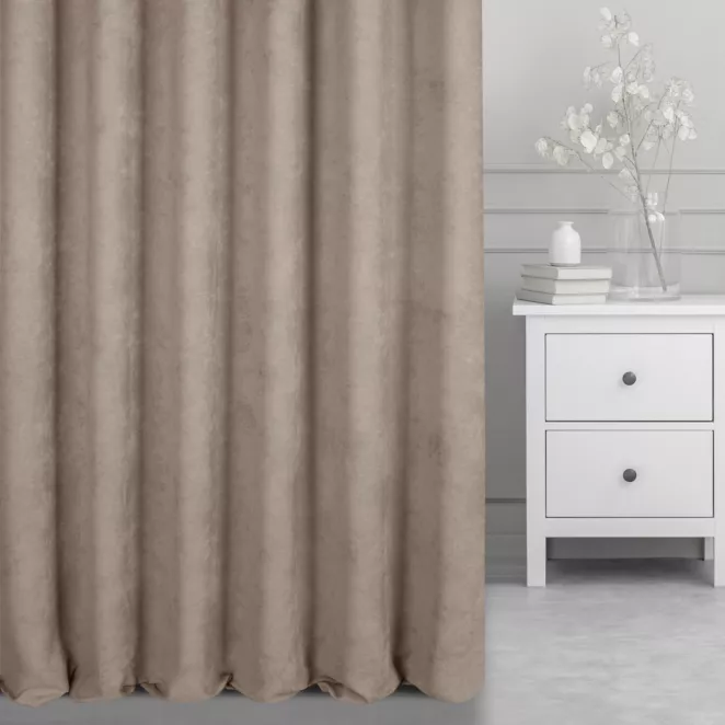 Zasłona szyta na taśmie 5 cm ciemnobeżowa z miękkiej tkaniny o welurowej strukturze i wyraźnym splocie