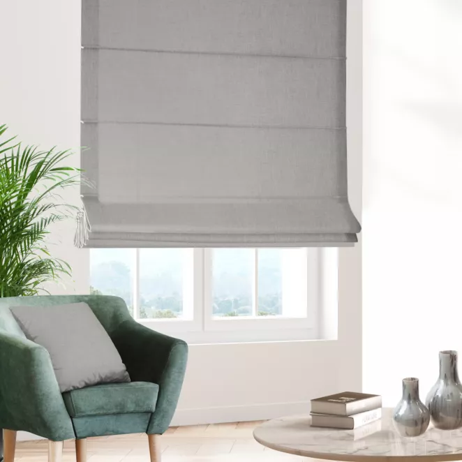 Roleta rzymska jasnoszara z szenilowej tkaniny z dodatkiem połyskującej nici