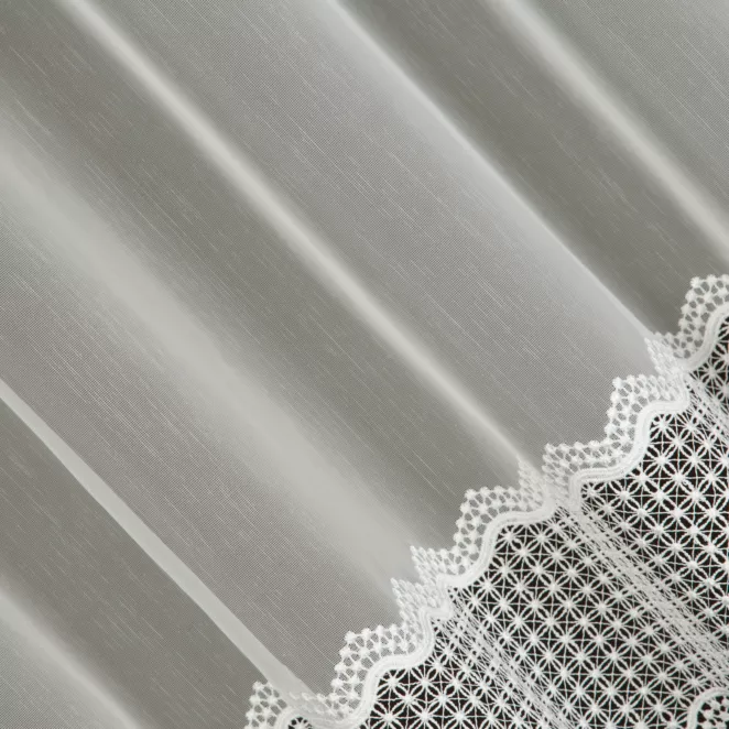 P276/4 Firana szyta na taśmie 5 cm naturalna z matowej tkaniny ozdobionej geometryczną aplikacją