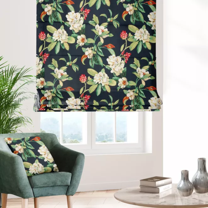 Roleta rzymska czarno oliwkowa z miękkiej tkaniny welwetowej z kwiatowym nadrukiem