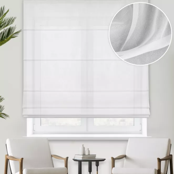 Roleta rzymska biała z miękkiej tkaniny o delikatnym efekcie deszczyku, wykończona obciążnikiem