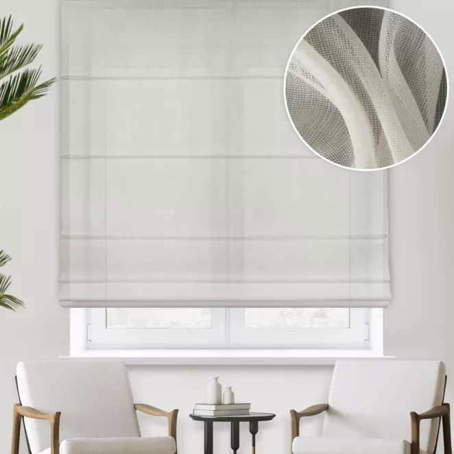 Roleta rzymska kremowa z miękkiej tkaniny o lekkim splocie i delikatnym połysku, wykończona obciążnikiem