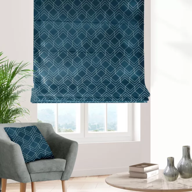 Roleta rzymska ISMENA ciemnoturkusowa z tkaniny welwetowej z geometrycznym błyszczącym nadrukiem