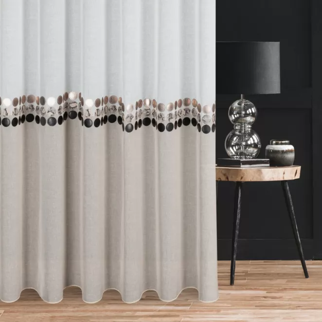 Firana szyta na taśmie 5 cm naturalno beżowa z dwukolorowej etaminy, zdobionej naszytą aplikacją Italissima Eva Minge