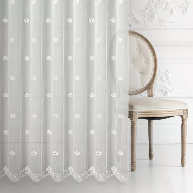 Firana szyta na taśmie 5 cm LEYA biało szampańska z matowej tkaniny haftowanej w drobny kwiatowy wzór z ażurem