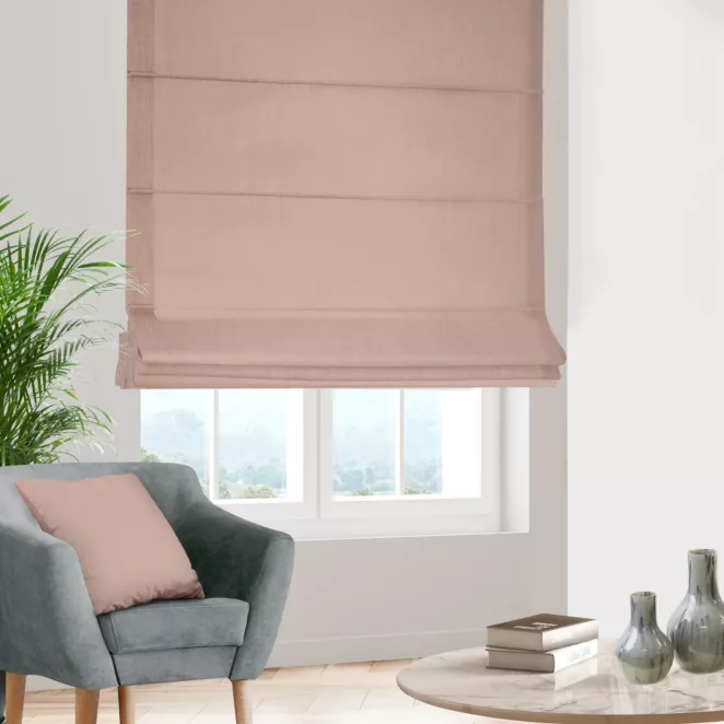Roleta rzymska jasnoróżowa z miękkiej półmatowej tkaniny welwetowej