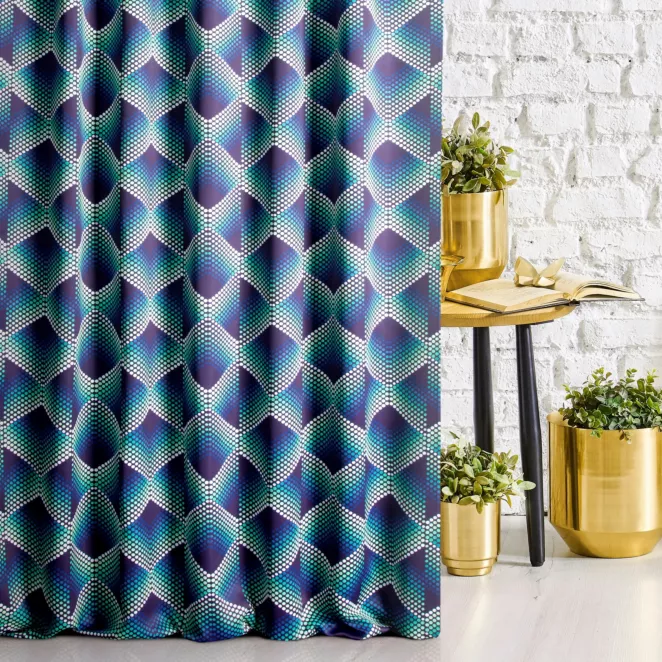 Zasłona szyta na taśmie 5 cm VERSO wielokolorowa z miękkiej tkaniny typu blackout drukowanej w geometryczny wzór