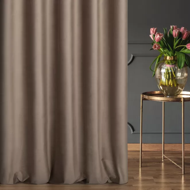 Zasłona szyta na taśmie 5 cm jasnobrązowa z miękkiej półmatowej tkaniny welwetowej