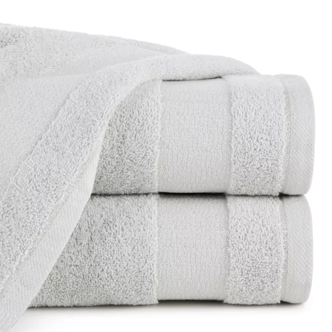 Ręcznik kąpielowy 70x140 cm bawełniany kolor jasnoszary z ozdobną bordiurą 500 g/m2 NESSY