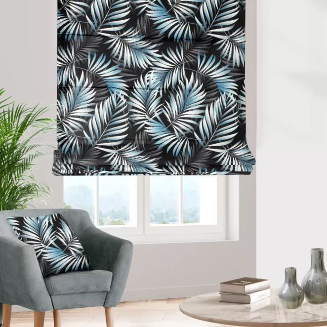 Roleta rzymska niebiesko czarna z miękkiej tkaniny typu blackout drukowanej we wzór botaniczny