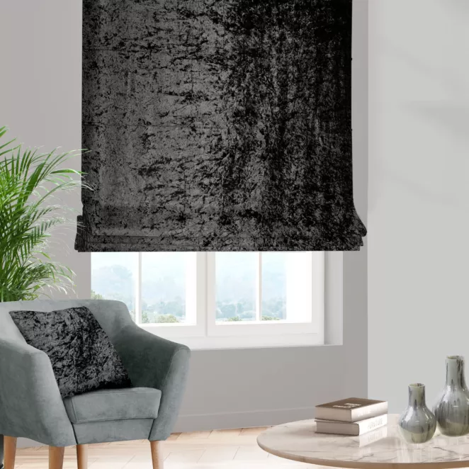 Roleta rzymska czarna z miękkiej tkaniny welwetowej z efektem kreszowania