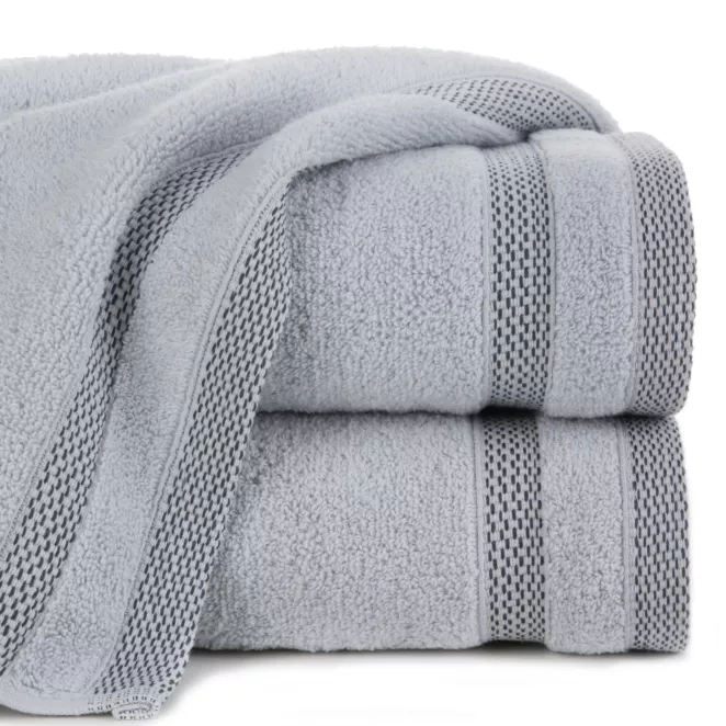 Ręcznik kąpielowy 50x90 cm bawełniany kolor srebrny zero twist z bordiurą w paski 400 g/m2 RIKI