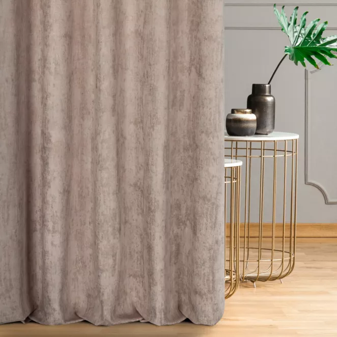 Zasłona szyta na taśmie 5 cm pudrowo różowo szampańska z tkaniny welwetowej z nadrukiem