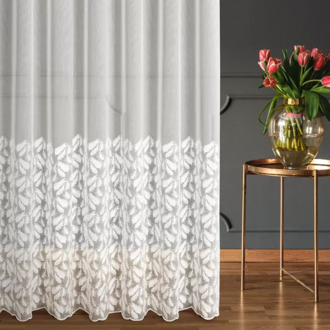 Firana szyta na taśmie 5 cm naturalna z tkaniny firanowej typu aden zdobionej roślinnym haftem