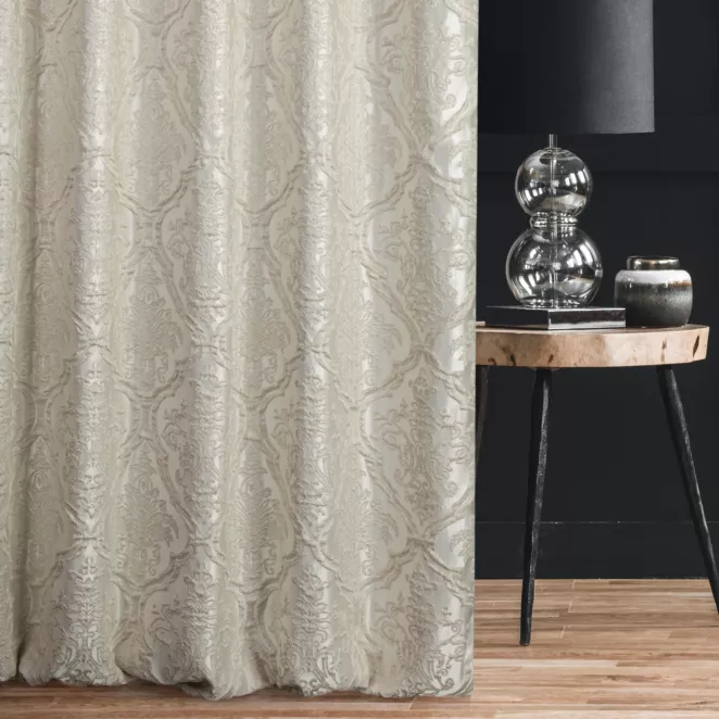 Zasłona szyta na taśmie 5 cm CASSIA kremowo srebrna z ekskluzywnej tkaniny o wypukłym wzorze ornamentowym i delikatnym połysku Italissima Eva Minge