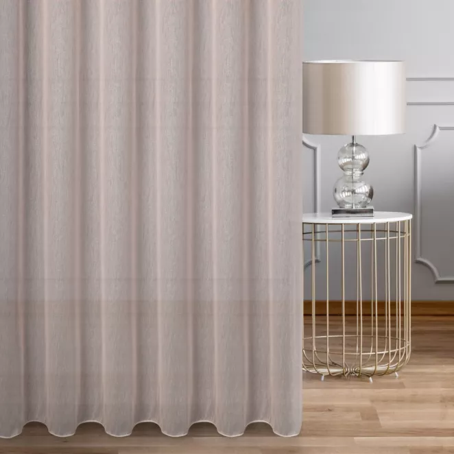 Firana szyta na taśmie 5 cm pudrowo różowa z tkaniny z efektem deszyku oraz dodatkiem połyskującej nici, wykończona obciążnikiem
