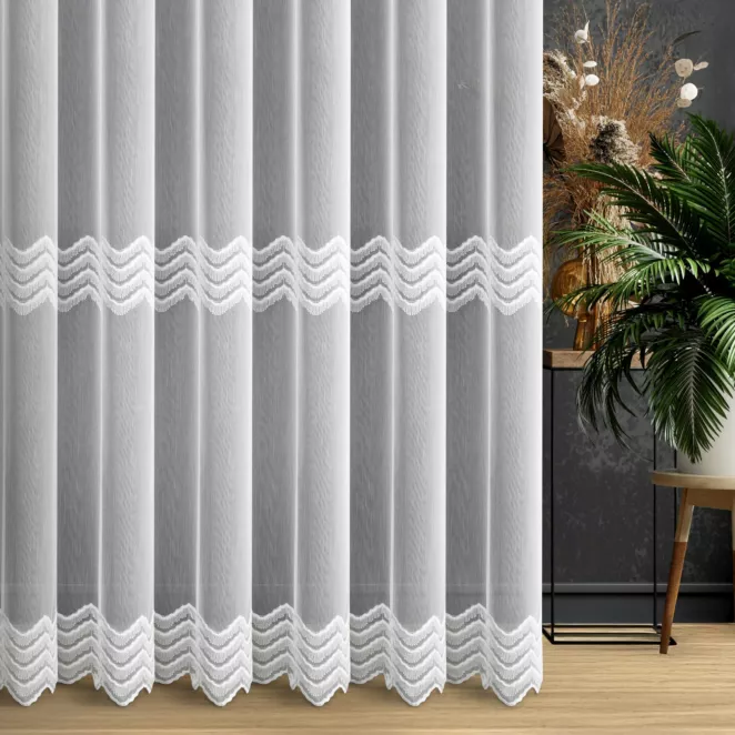 Firana szyta na taśmie 5 cm biała z tkaniny z efektem deszczyku, zdobionej geometrycznym haftem