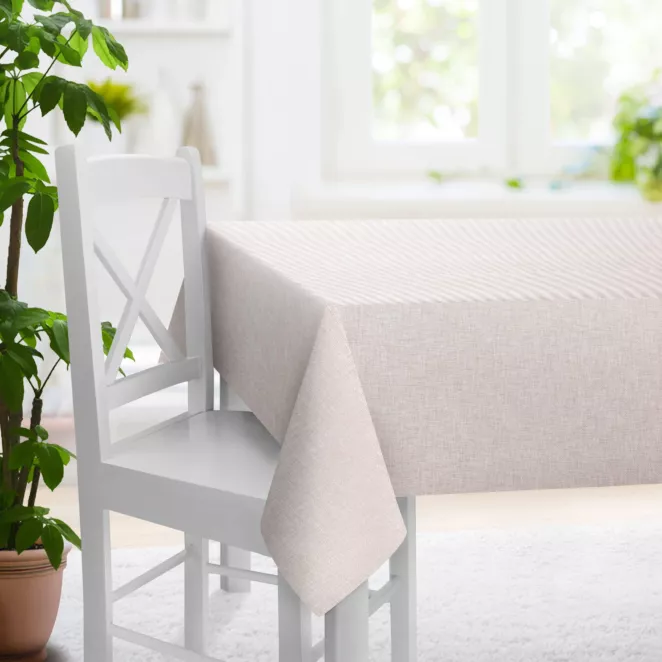 Obrus szyty CASSIA beżowy z miękkiej tkaniny o regularnym, luźnym splocie, wykończona obciążńikiem