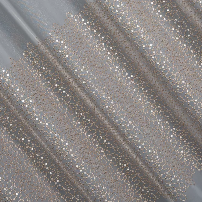 L137/3 Firana szyta na taśmie 5 cm biało beżowa z delikatnie połyskującej tkaniny typu PERU, zdobionej haftem oraz cekinami