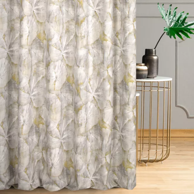 Zasłona szyta na taśmie 5 cm popielato musztardowa z tkaniny z dodatkiem bawełny i nici metalicznej, o wzorze roślinnym, zawiera 20% bawełny