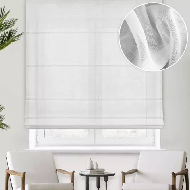 Roleta rzymska biała z lekko połyskującej etaminy o gęstym splocie, wykończona obciążnikiem