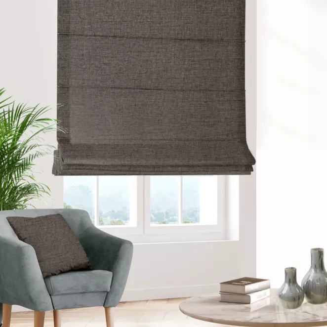 Roleta rzymska brązowa z tkaniny w stylu eko o naturalnym splocie