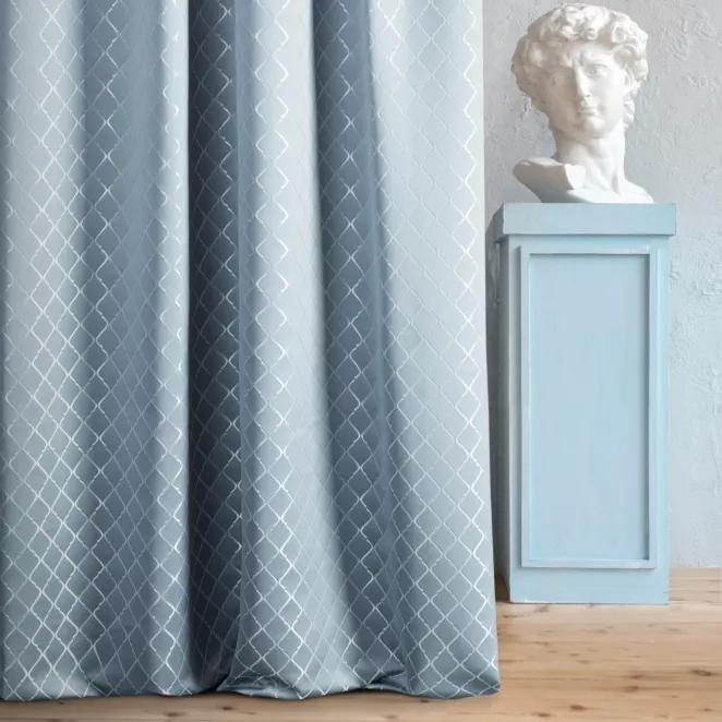 Zasłona szyta na taśmie 5 cm LANA niebieska w elegancki wzór marokańskiej koniczyny z lekkim połyskiem