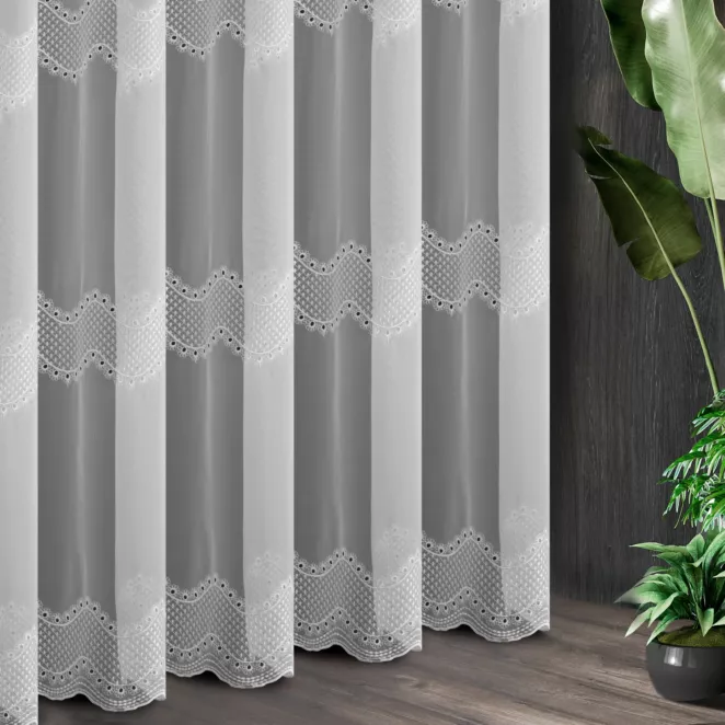 Tkanina firanowa delikatna siateczka ozdobiona ażurowym haftem