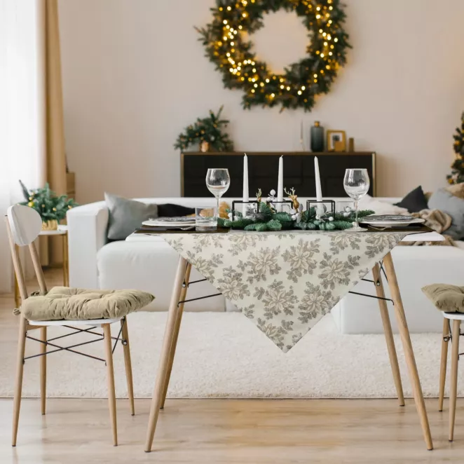 Obrus kremowo, beżowy 135x180 cm z żakardowej tkaniny NOEL z motywem świątecznym przetykany srebrną nicią