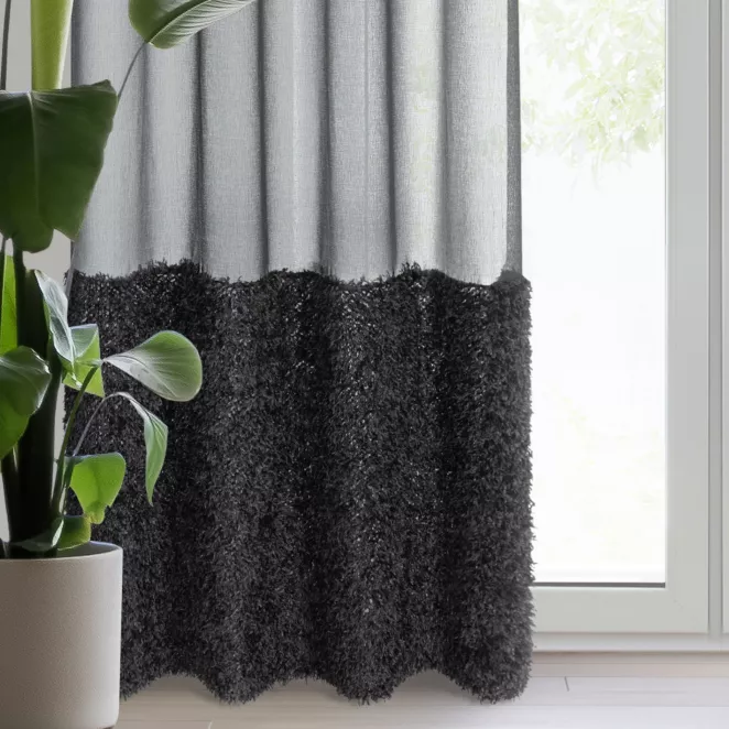 Firana czarna z etaminy zdobiona w dolnej cześci firany puszystą futrzaną aplikacją 140x270 cm taśma MARION