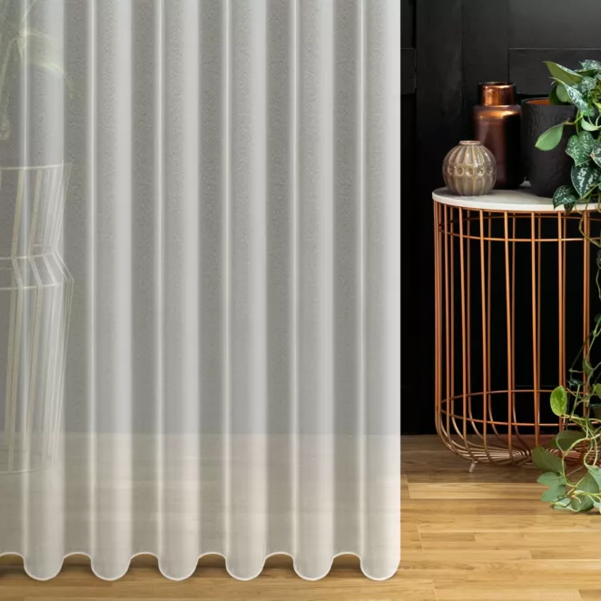 Firana szyta na taśmie 5 cm kremowa z gładkiej matowej markizety o gęstym splocie, wykończona obciążnikiem