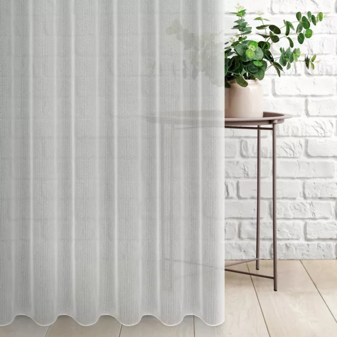 Tkanina firanowa siateczka z delikatnym połyskiem, wykończona obciążnikiem