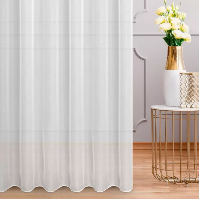 Firana szyta na taśmie 5 cm biała z miękkiej tkaniny o delikatnym efekcie deszczyku, wykończona obciążnikiem