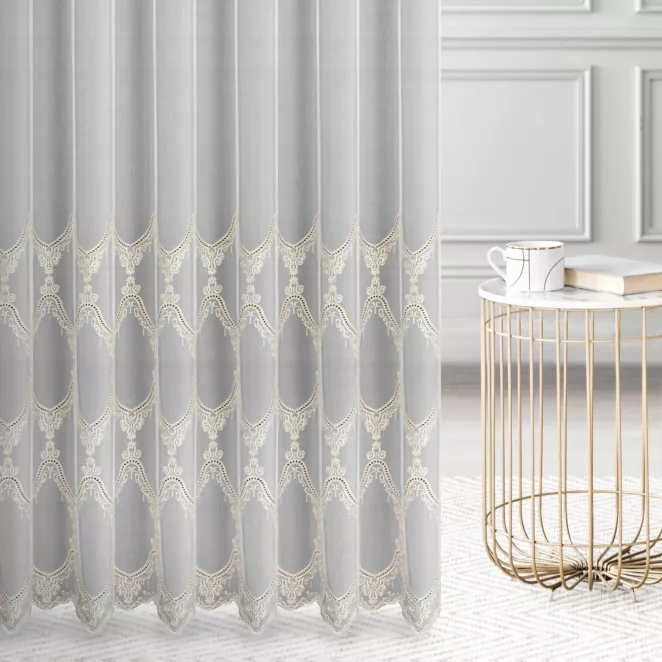 Firana szyta na taśmie 5 cm biało złota z matowej tkaniny z efektem deszczyku zdobionej dołem haftem Pierre Cardin