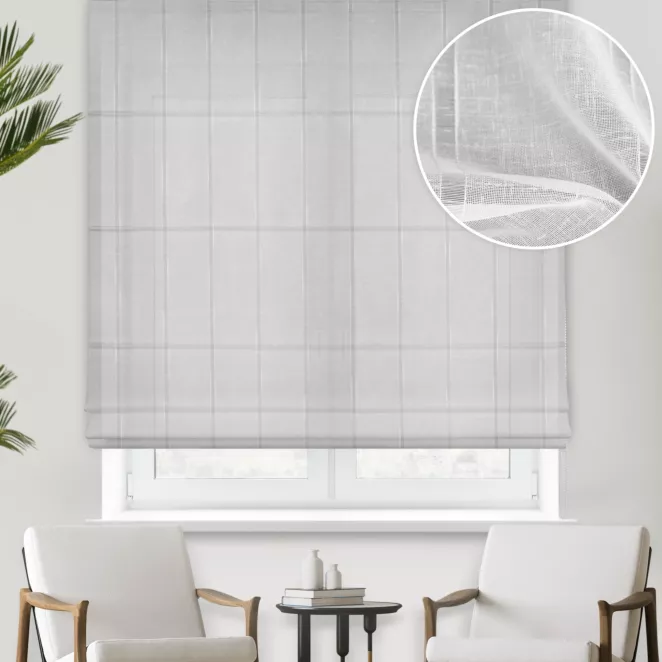 Roleta rzymska biała z matowej etaminy w pionowe pasy, wykończona obciążnikiem w stylu eko