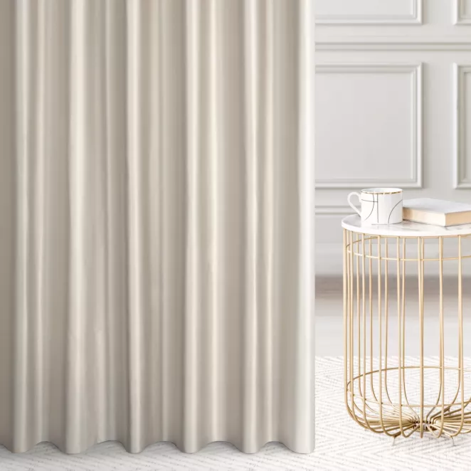 Zasłona szyta na taśmie 5 cm kremowa z tkaniny o satynowym połysku zaciemniającej w 100%