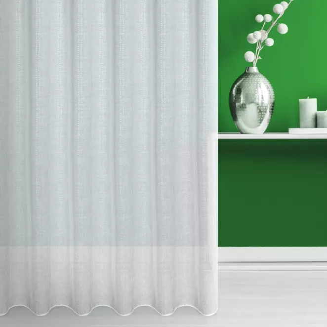 Tkanina firanowa matowa, półprzezroczysta z błyszczącymi pionowymi paseczkami, wykończona szwem obciążającym